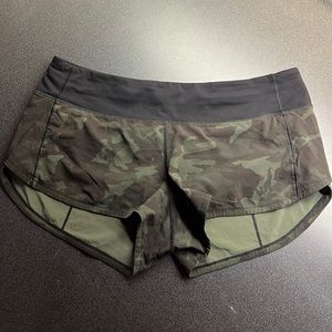 speed up low rise camo lululemon shorts